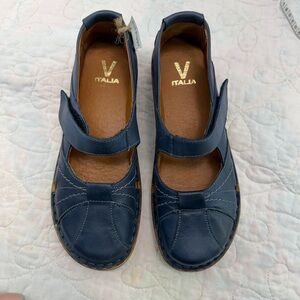 New V Italia women’s 40 (US9) easy close Blue strap over Shoes
